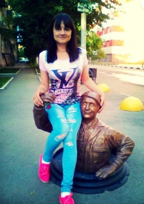 девушка пишет на бумаге. усталая женщина. если ты не нужен человеку не. ты забыл про меня. она плохо пишет.