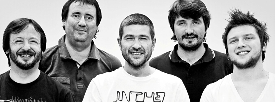 новый флаг россии 2024. как понимать быть с россией. губерман умом россию не понять. иностранцы изучают русский язык. губерман умом россию понимать.