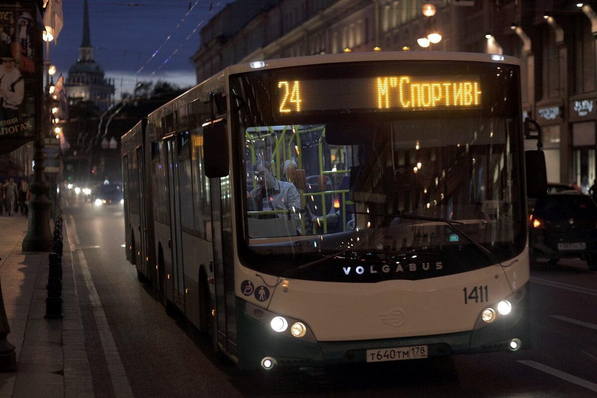 Автобус ночью. Общественный транспорт ночью. Эстетика общественного транспорта.