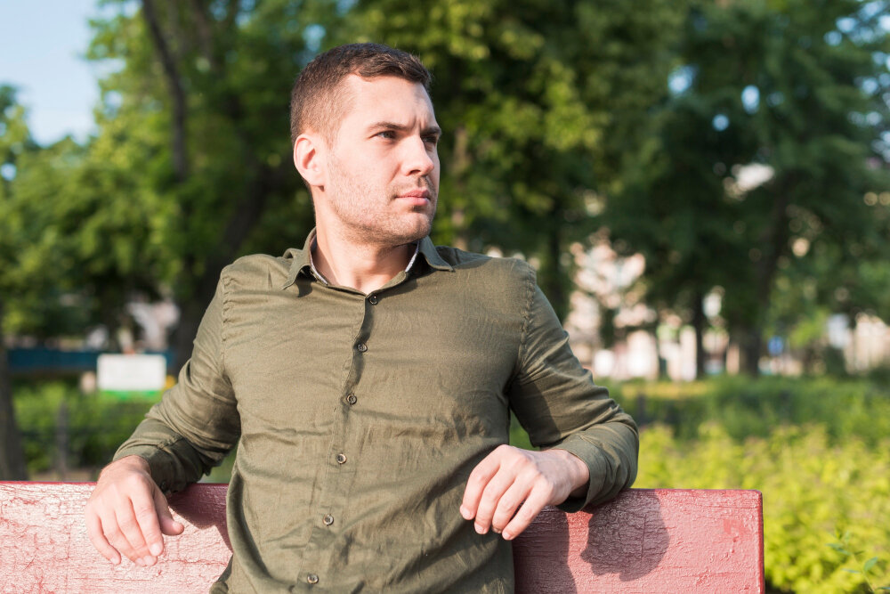 кризис среднего возраста. кевин костнер 30 лет. кризис среднего возраста. мужчина средних лет грустит. мужчина среднего возраста.