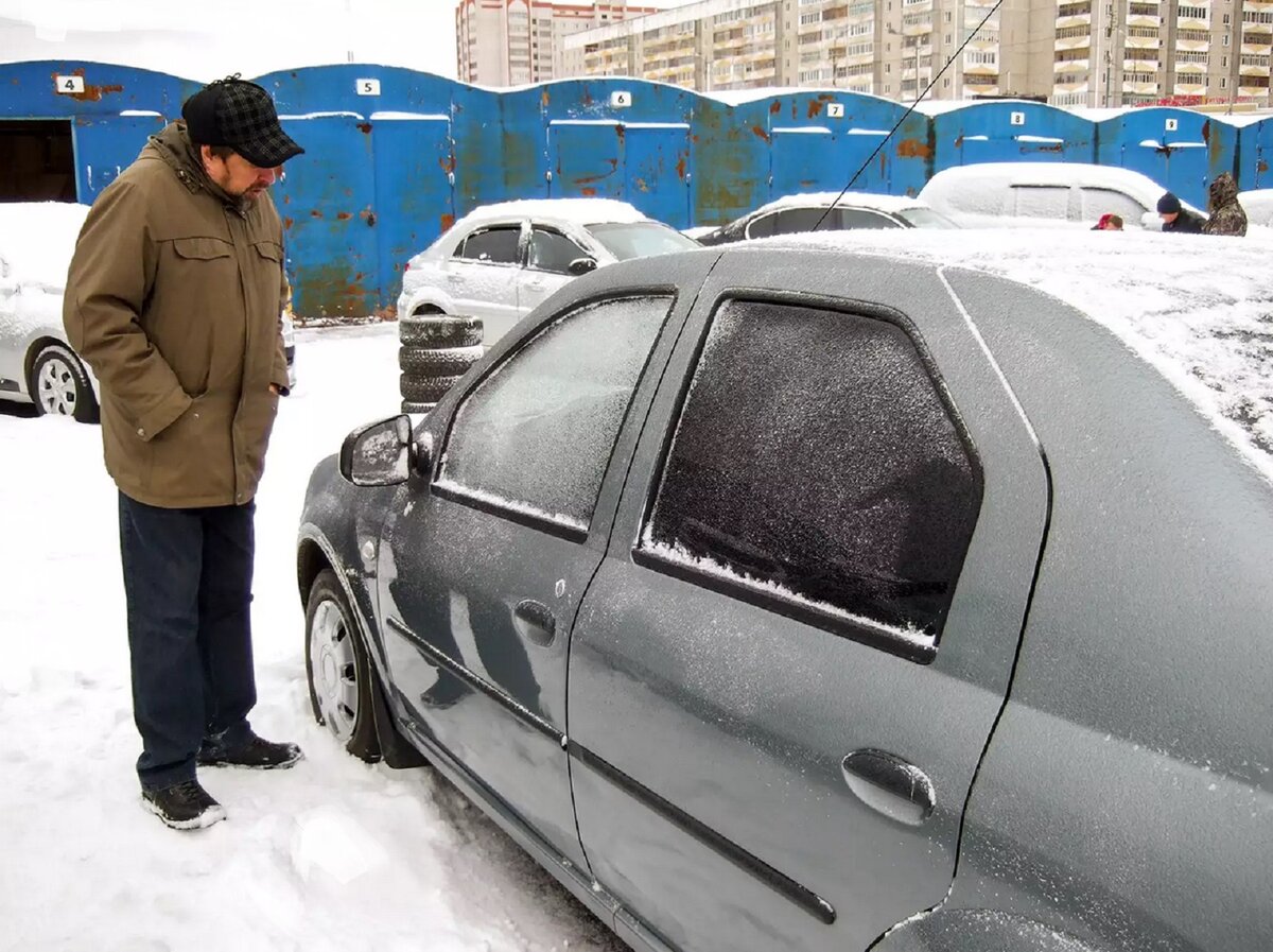 В зимнее время года у водителя может возникнуть необходимость после запуска авто покинуть машину, к примеру для посещения магазина.
