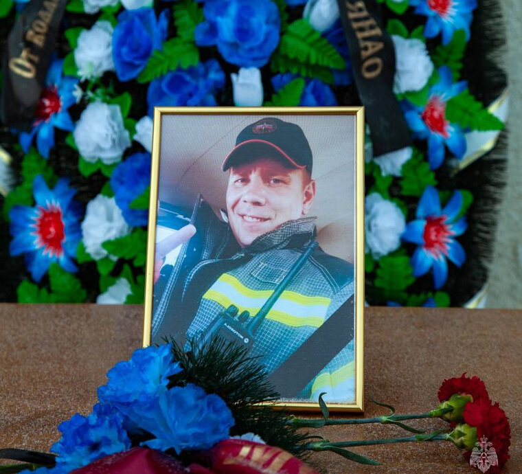 памятная надпись на подарке руководителю. на память бывшему сотруднику. брелок с гравировкой. подарок надпись. гравировка на часы коллеге.