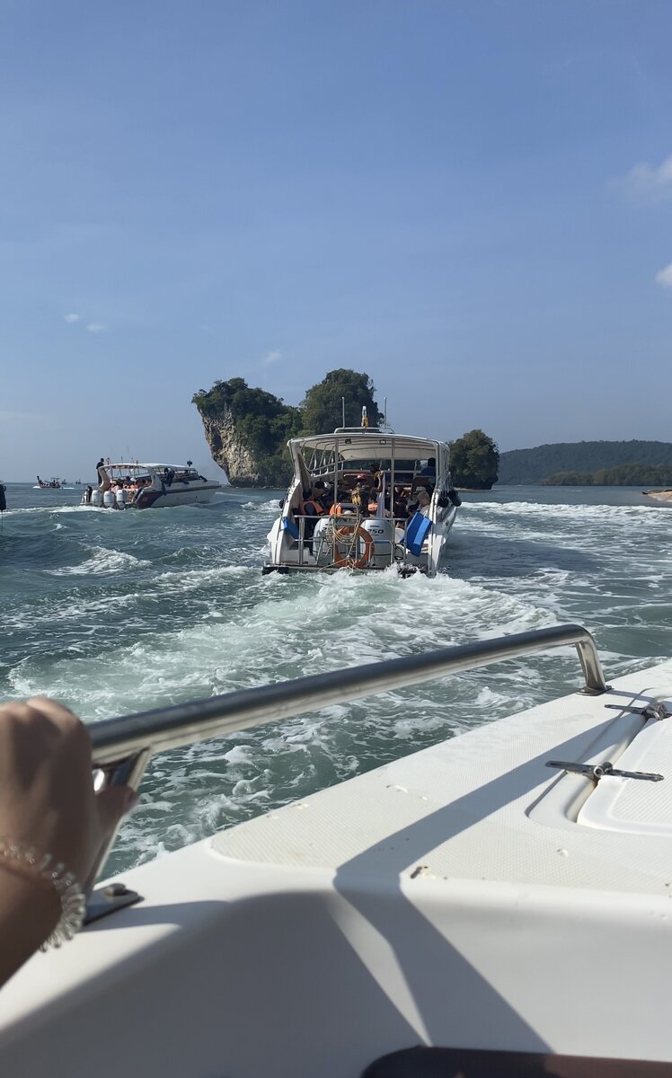 По пути были очень красивый виды на Краби и небольшие острова.
