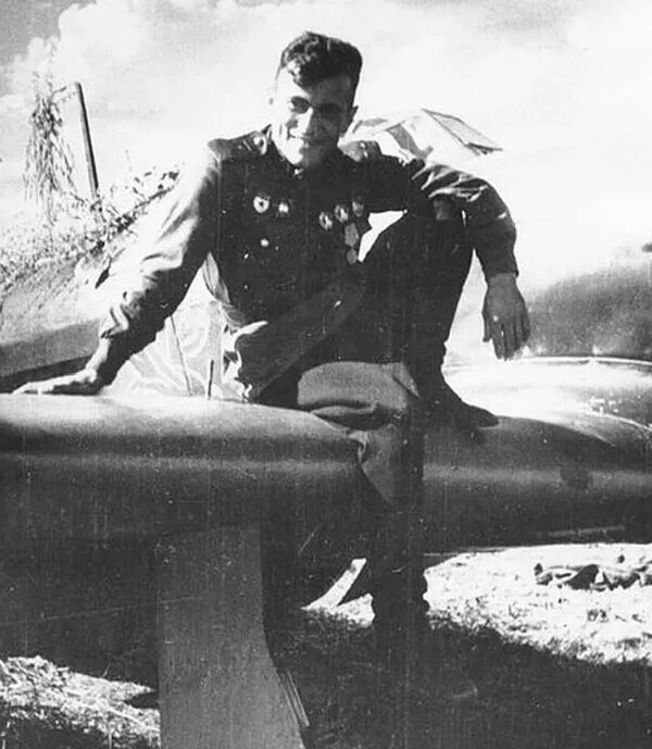 Герои воздушных боев. Воздушный бой 1943. Ил 2 арт. Виктор васильевич талалихин самолет. Герои воздушных боев.