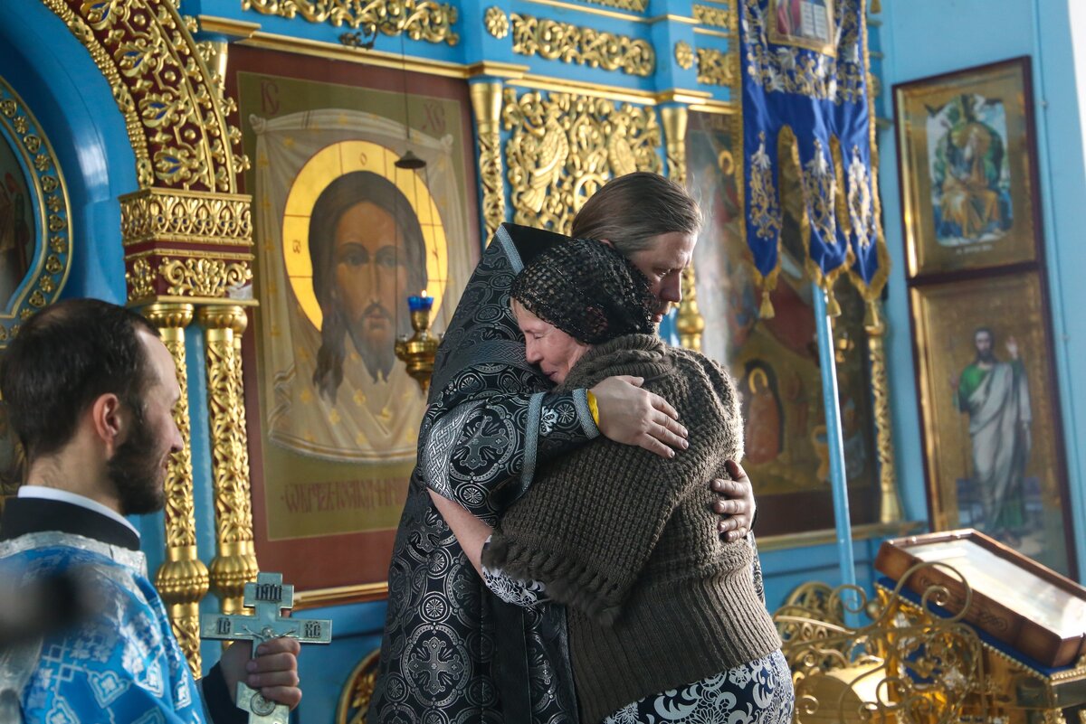 Православные просят прощения. Прощенное воскресенье в храме. Чин прощения. Прощеное воскресенье Православие. Люди просят прощения в храме.