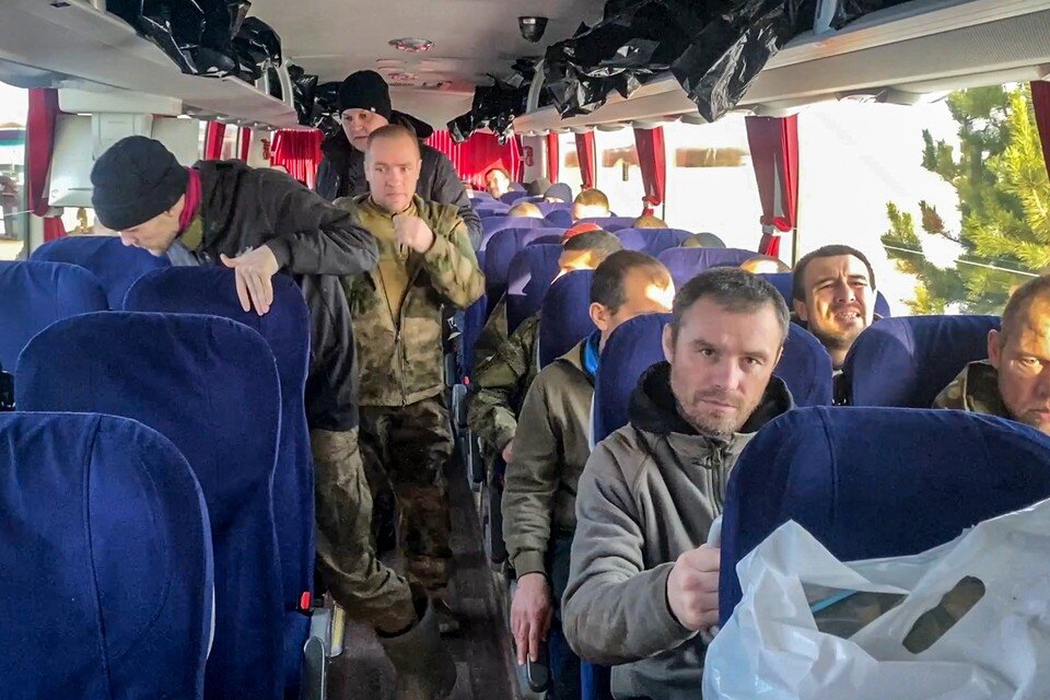    Российские военнослужащие, освобожденные из плена после переговорного процесса с властями Украины, в автобусе. Фото: Пресс-служба Минобороны РФ/ТАСС