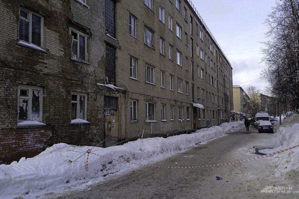 сидит на унитазе. поза для туалета по большому. диарея. кр овь на тулатнейо бумаге. испражнение кишечника.