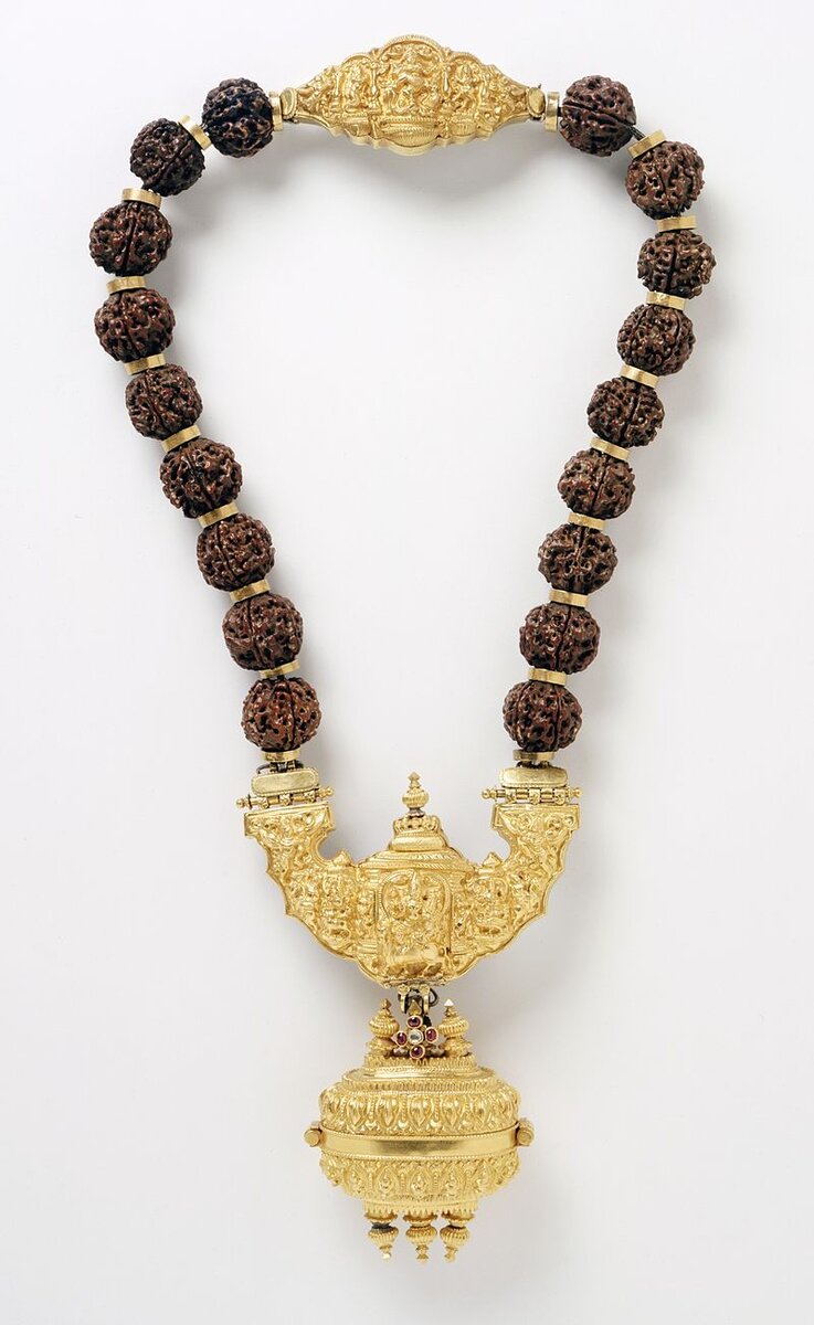 Ожерелье с подвеской, содержащей символ лингам Шивы. Фото: collections.lacma.org