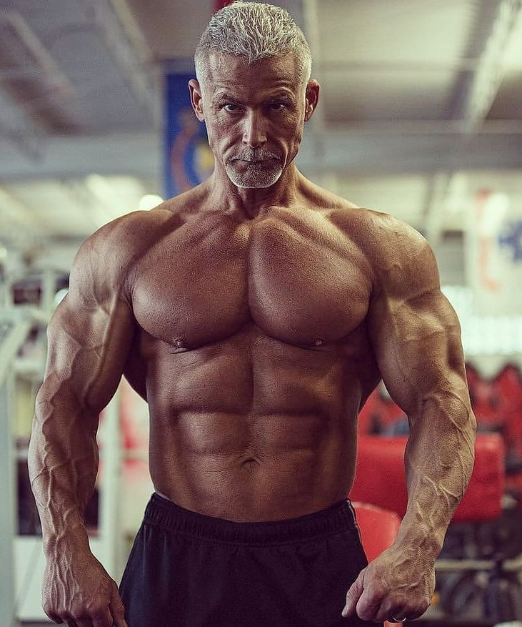 Когда человек в возрасте 60+ продолжает тренировки и выглядит замечательно. При этом его здоровье, как у молодого - вот у него лучше брать советы в зале, чем у любого диванного "эксперта" При чем спрашивать можно не только про тренировки, но и про спортивное долголетие.