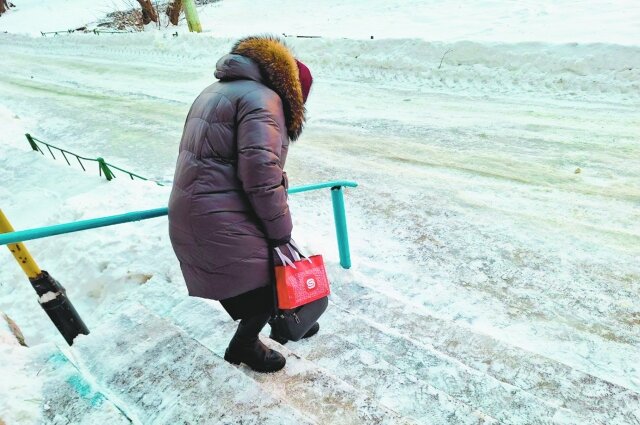    Жильцам по ул. Карпинского,37 приходиться спускаться по лестнице, крепко держась за перила. Фото:  АиФ/ Владлена Курылева,