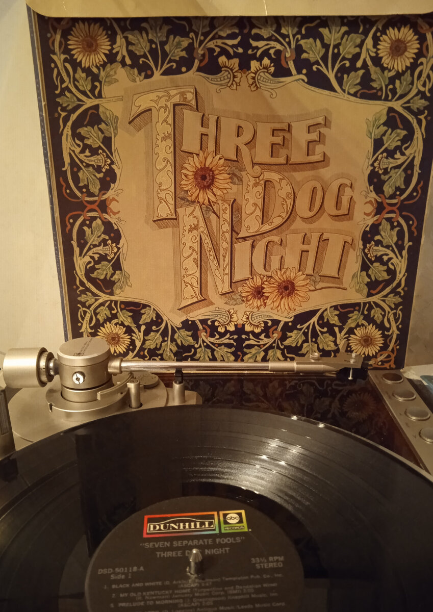 Американское издание альбома. Комплектовалось семью карточками с изображениями музыкантов. Увы, мне пластинка досталась уже без них.