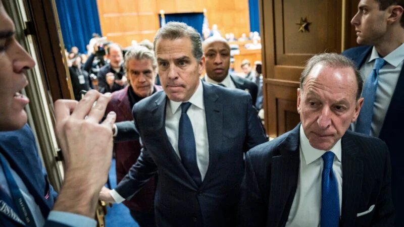 Хантер Байден (в центре) и его адвокат Аббе Лоуэлл (справа) покидают заседание Комитета по надзору Палаты представителей на Капитолийском холме 10 января 2024 года в Вашингтоне, округ Колумбия. На сегодняшнем заседании комитета рассматривается вопрос о привлечении его к ответственности за неуважение к Конгрессу. (Photo by Kent Nishimura/Getty Images)