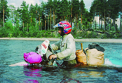    Алексей Гарагашьян штурмует реку на полноприводном мотоцикле «Белый», 1991 год.Личный архив А. М. Гарагашьяна