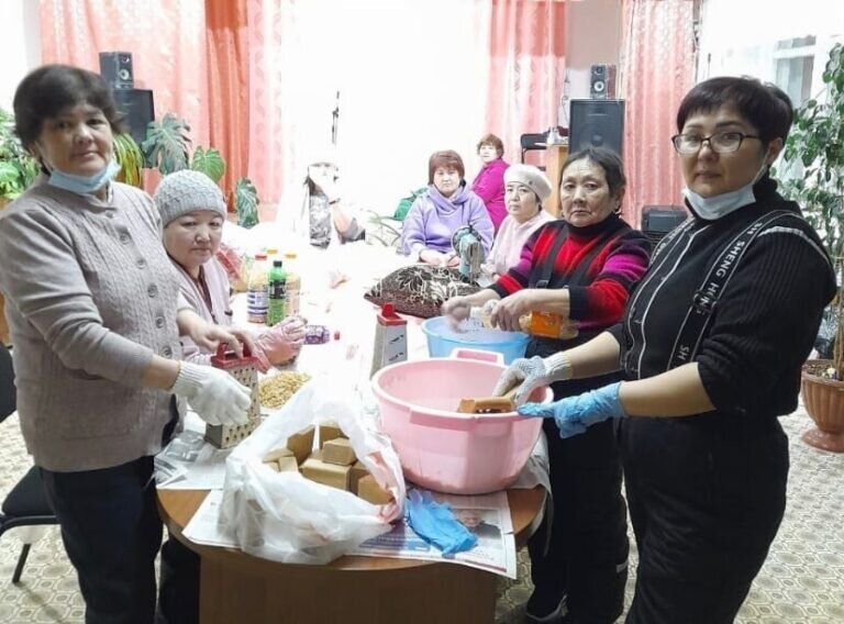    В Домбаровском районе изготавливают заживляющие мази и сухой душ для бойцов СВО Кристина Просвиркина