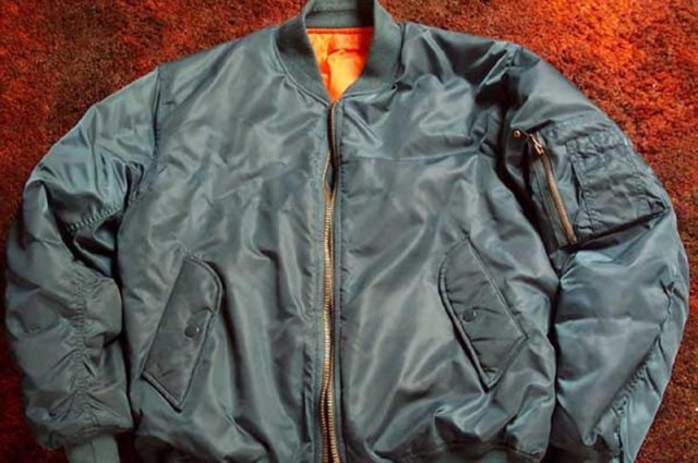    Почему у бомбера оранжевая подкладка?