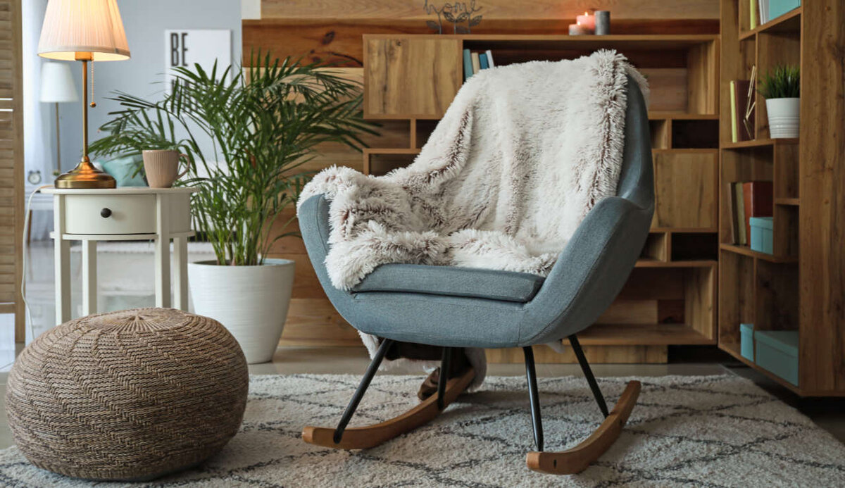 В кресле качалке читать. Дед в кресле качалке. В кресле качалке читать. Человек в креслокачалке. Авторская кукла бабушка.