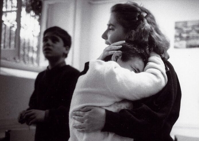 Мария Изабель в 1991 году с медицинской работницей