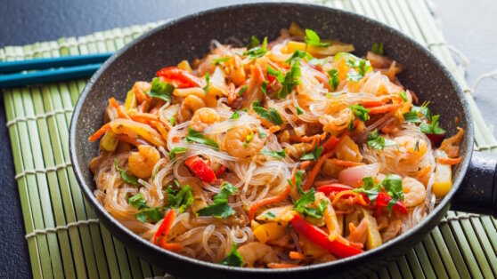    30 минут на кухне: фунчоза с креветками и овощами Богдан Герцен