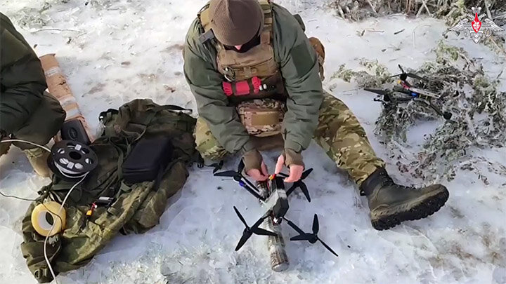 БОЕЦ ВС РОССИИ ГОТОВИТ FPV-ДРОН К БОЕВОМУ ВЫЛЕТУ. СКРИНШОТ КАДРА ВИДЕО МИНОБОРОНЫ