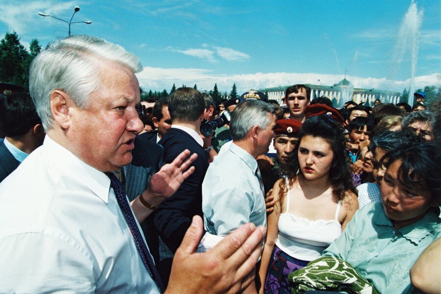 Образование б ельцин. Ельцин в Свердловске 1990. Ельцин в Астрахани. Ельцин в Туве.
