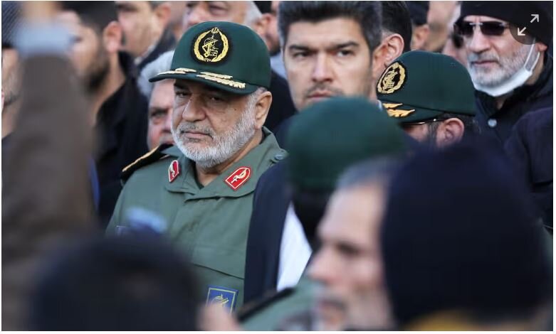 Главнокомандующий КСИР генерал-майор Хоссейн Салами (в центре, в зеленом) сказал: «Мы слышим некоторые угрозы от американских официальных лиц по поводу нападения на Иран. Мы говорим им, что вы проверили нас, и мы знаем друг друга». Фото: Anadolu/Getty Images