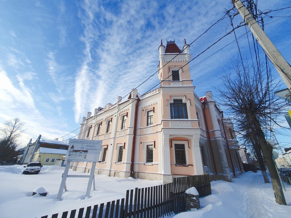 В Твери по древним технологиям реставрируют богадельню