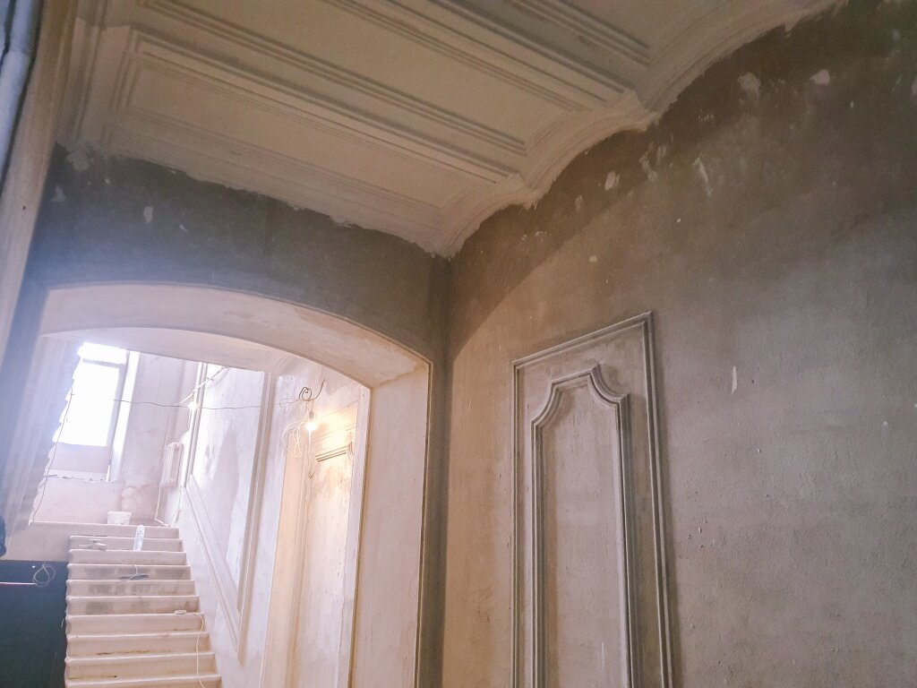 В Твери по древним технологиям реставрируют богадельню