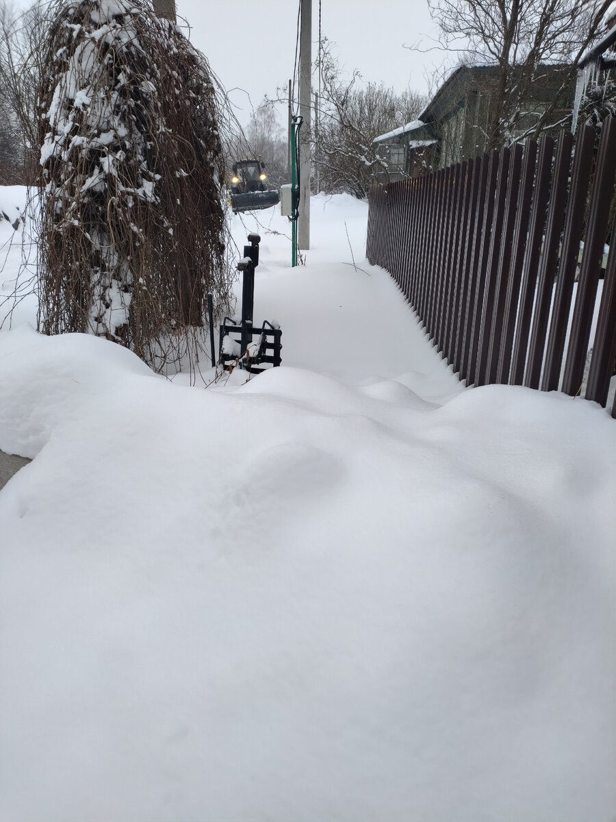 Маленький и тщедушненький -это  наш нынешний снегоуборщик. Он, по настоящему, несчастен