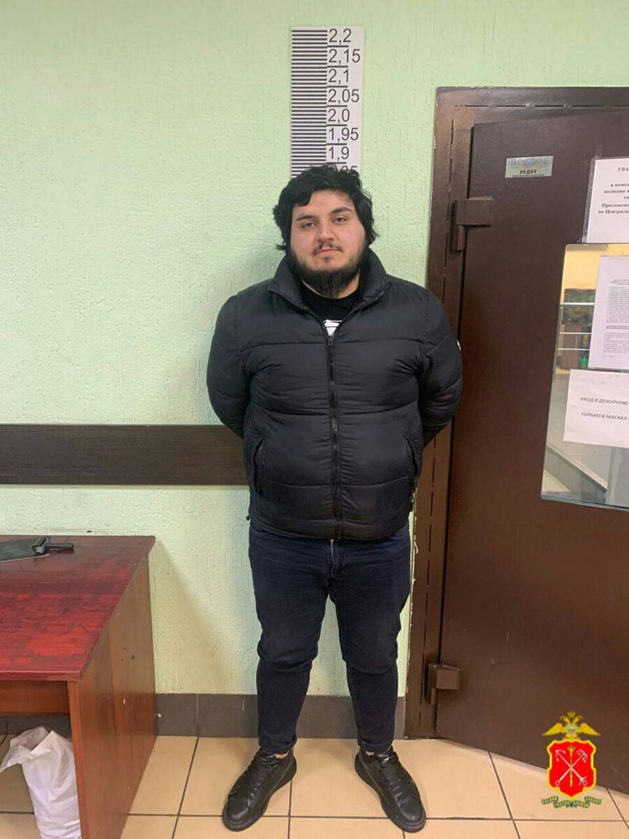 Рыжий кот на счастье. Женщина со слезами на глазах. Плачет картинка смешная. Я не достоин тебя. Просто ностальгия в глаз попала.