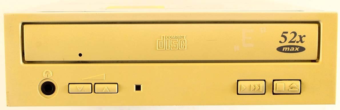 Сильно пожелтевший CD-ROM привод.
