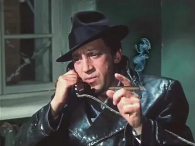 Вы заметили, какие сигареты курит капитан  Глеб Жеглов? Как у Черчиля. А в кино у него папиросы. ;-)