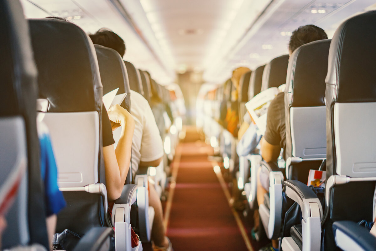   Нужно не только знать, где сидеть в самолете, чтобы быть в безопасности, но и соблюдать во время перелета все правила.Фото: Shutterstock.com