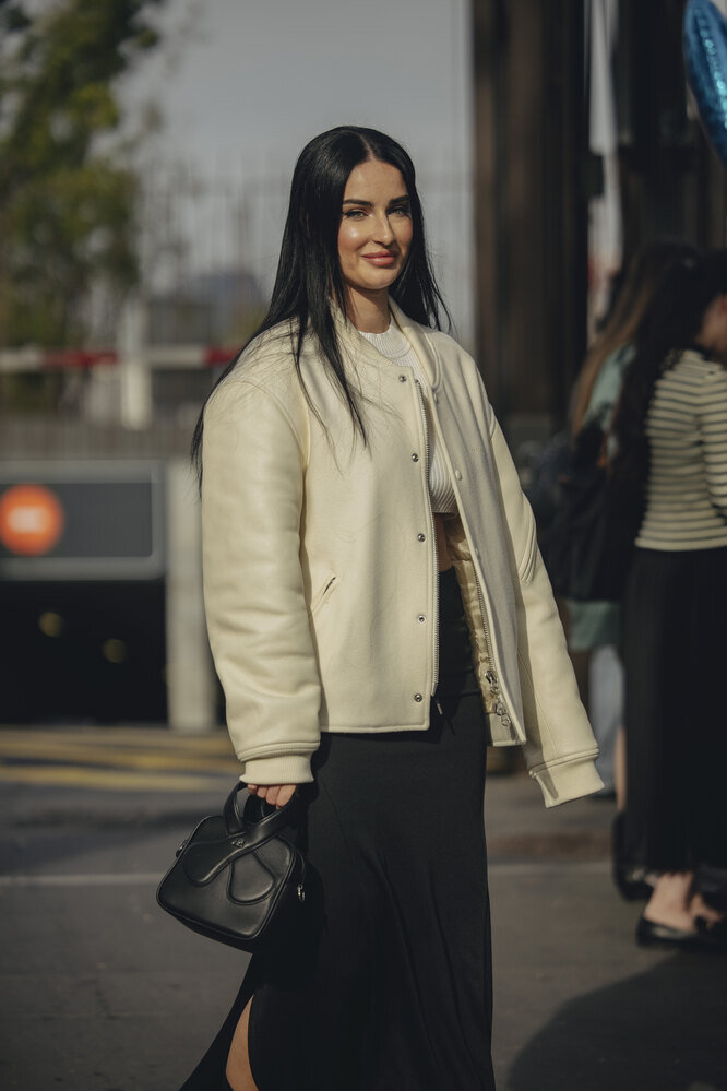 Тренч 2024. Плащи женские 2022 синие. Тренч женский 2022. Плащ 2022. Показ валентино 2022 весна лето.