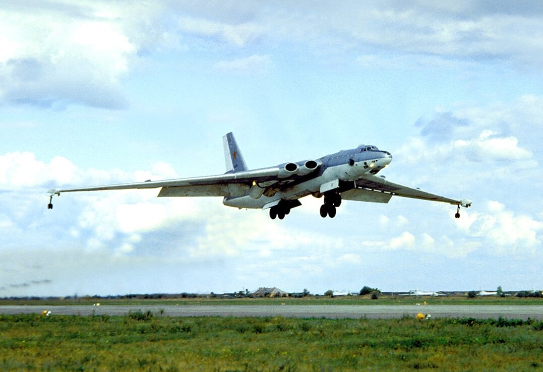 Полёт советского стратегического бомбардировщика М-4 (авиаконструктор - В. М. Мясищев)