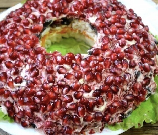 Salat гранатовый браслет. салат с красным гранатом. салат с красным луком. салат красная шапочка. шапка мономаха с гранатом.