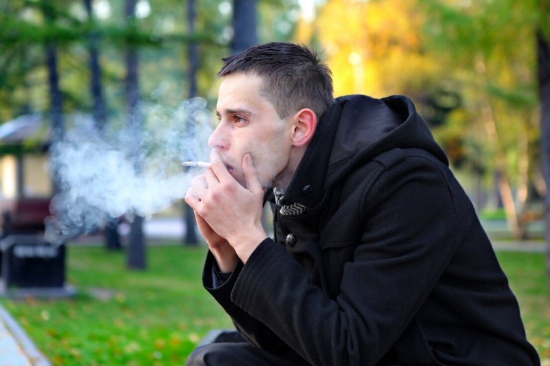 Муж курит в квартире. Парень курит на улице. Мужики курят. Сижу курю. Мужчина сидит с сигаретой.