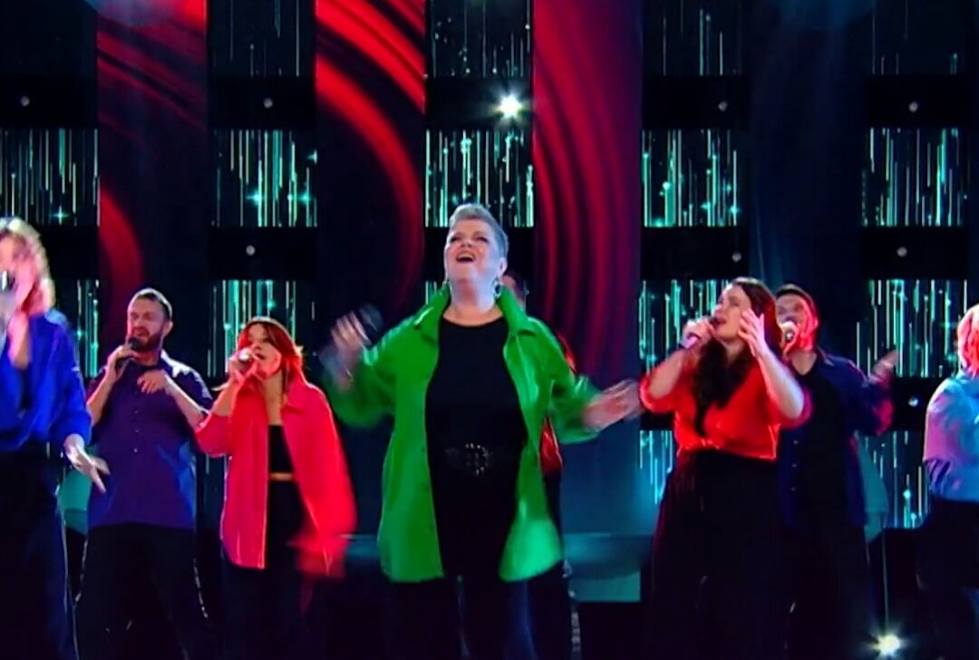 музыкальная передача голос. музыкальное шоу в хорошем качестве. мультимедийное шоу «музыка в темноте». сцена шоу. шоу союз на тнт.