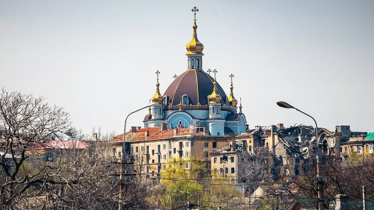     В Мариуполе растет спрос на квартиры. Власти организовали переоформление документов на недвижимость, а покупателям начали выдавать компенсации. Квартирами у моря интересуются россияне как со старых, так и с новых территорий. Есть одно препятствие — у владельцев должен быть российский паспорт.