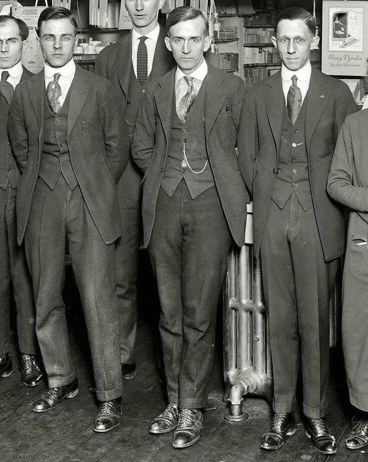 Мужчины 30 х. Англия 1920е мода. Англия 1920е мода мужская. Мужская мода в Англии 1910 года. Мода 1930х годов мужчины Англия.