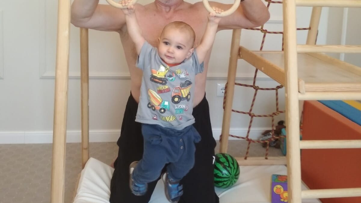 Он будет жить по первому варианту.