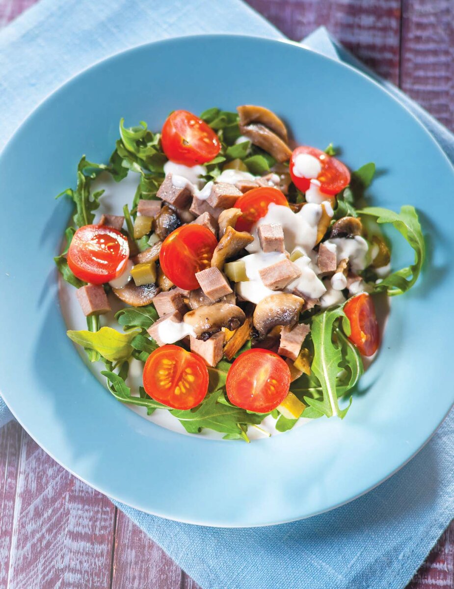 Паста с копченой уткой. Салат курица шампиньоны сыр помидоры. Салат с грудки грибами и помидорами. Салат с грудки грибами и помидорами. Салат с курицей, сыром, грибами и помидорами.