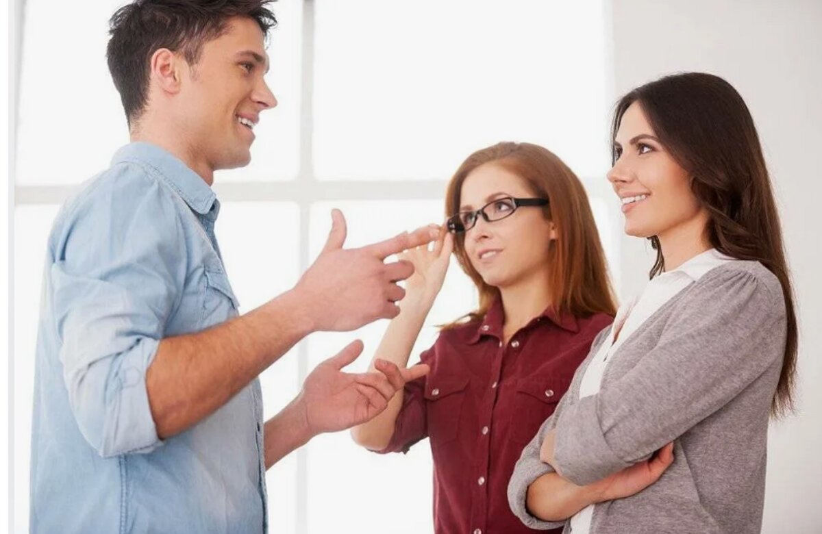 Три человека разговаривают. Удивление несколько человек. Три человека жмут руки. Группа людей. 3 человека обнимаются.