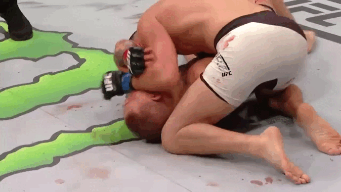 Диас финиширует МакГрегора в первом бою 