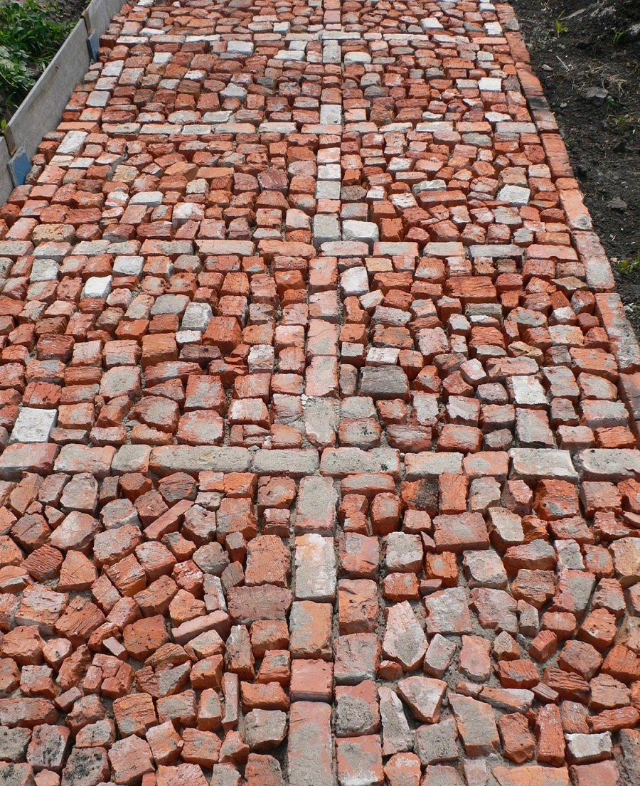 Декор из старого кирпича в саду. Клумба из старого кирпича. Декор из кирпича в саду. Старый кирпич на даче. Идеи из кирпича на даче своими руками.