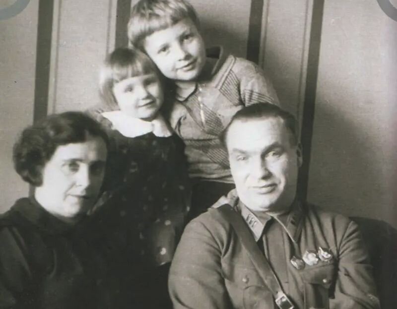 Валерий Чкалов с семьёй
