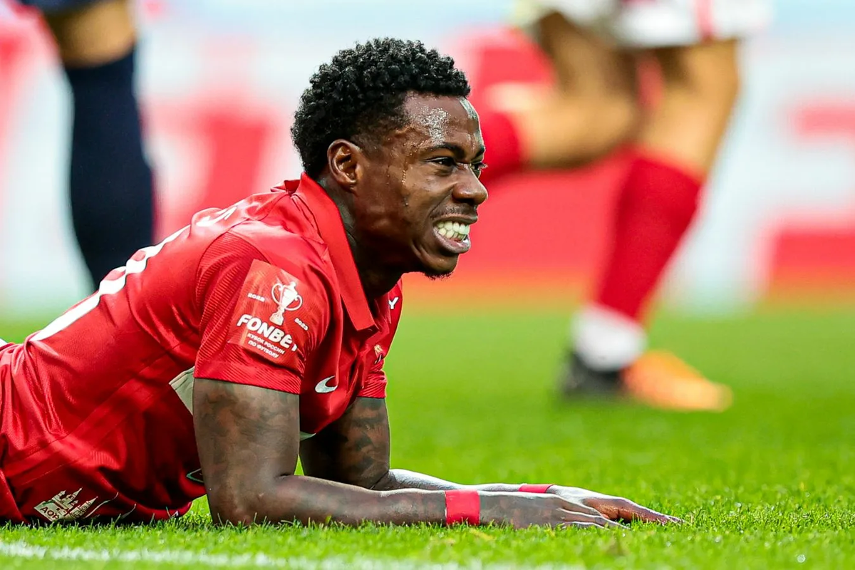 лионель месси 2022. лионель месси золотой мяч 2022. лионель месси с мячом. лионель месси золотой мяч 2019. самые лучшие футболисты года.