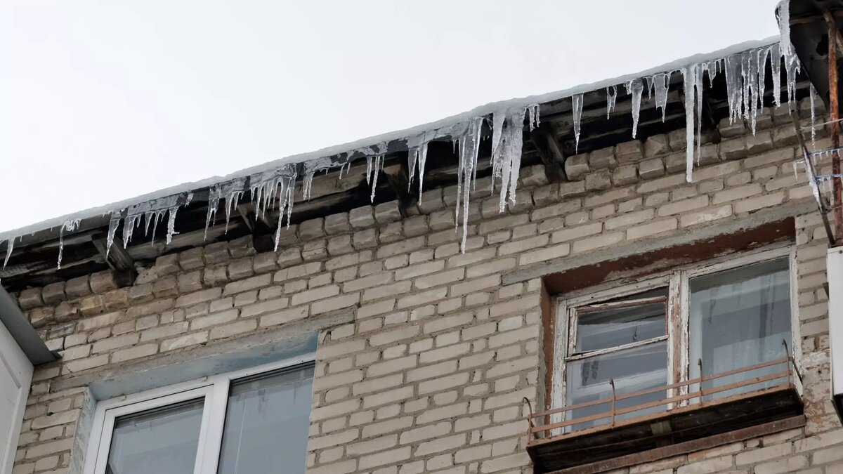     В Казани жители улицы Восход, 5А пожаловались на протекающие крыши. Такое обращение поступило во время отчетной встречи с депутатами казгордумы.