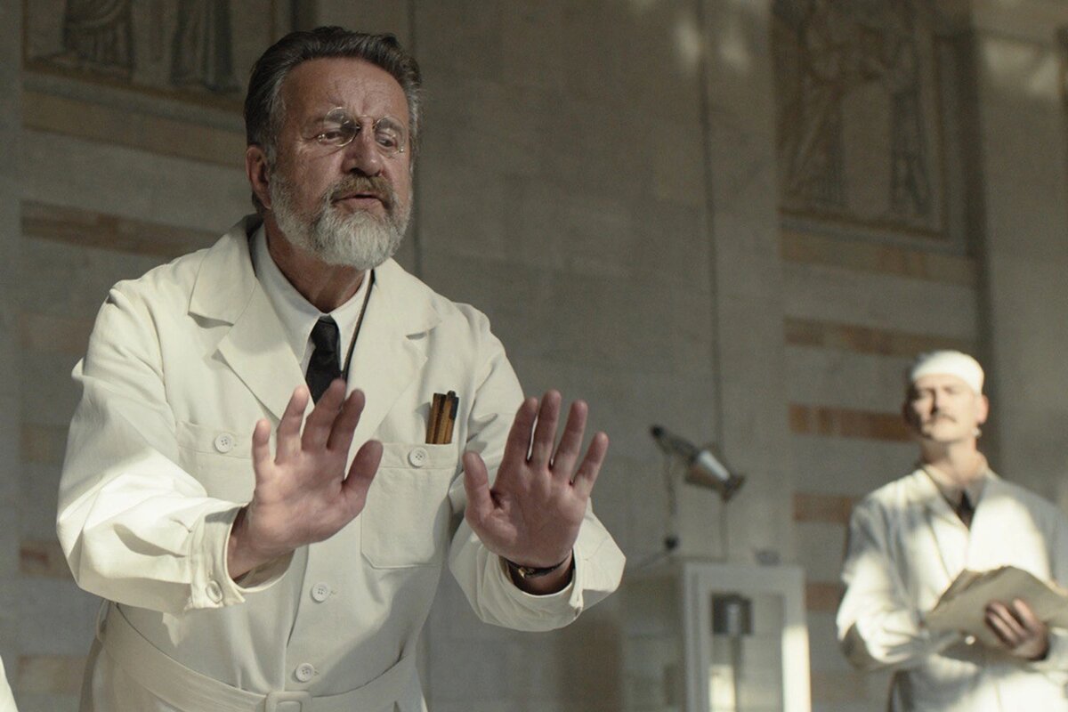 Л. Ярмольник в роли проф.Стравинского