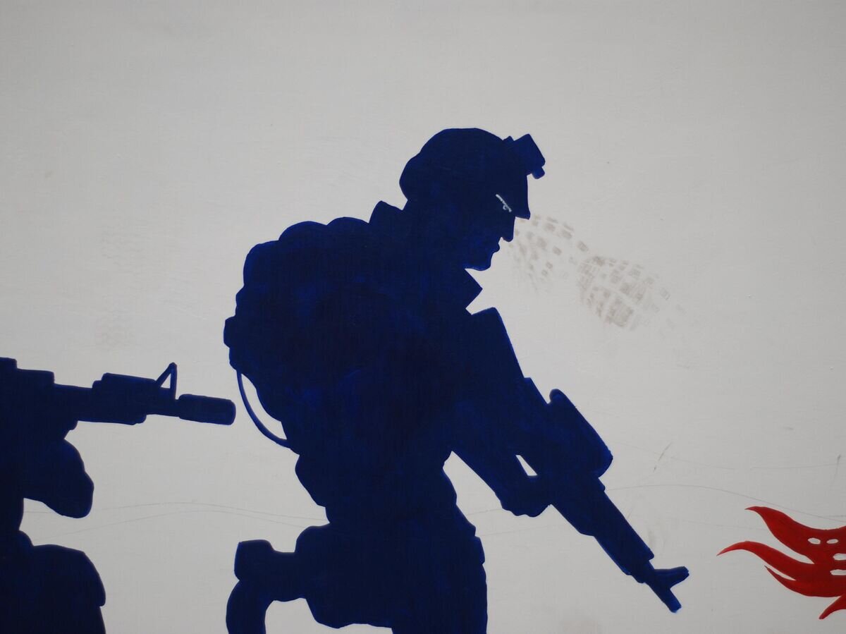     "Потоптанные" граффити на заборе бывшего посольства США в Иране© РИА Новости / Антон Быстров