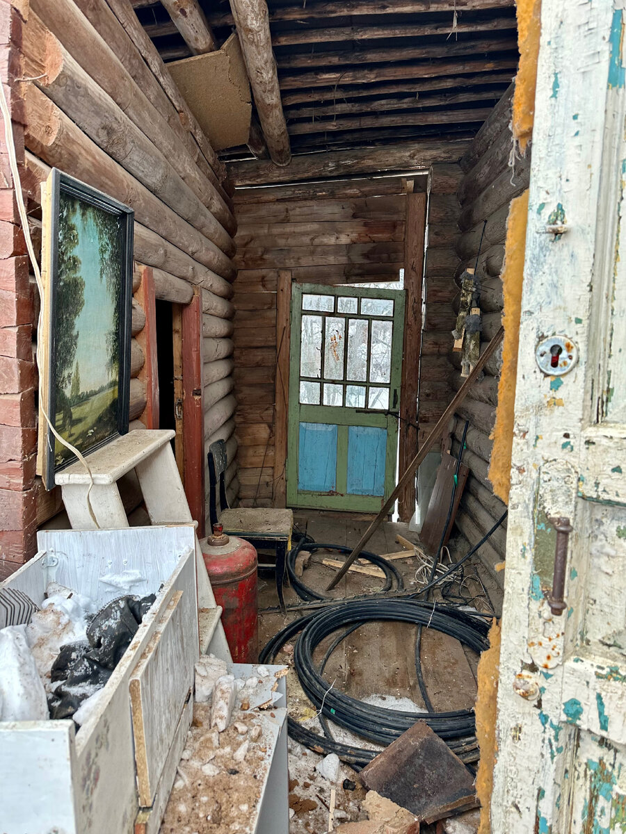 Современный домик. Типа в доме они. Дом на крыше. Разные домики. Двускатная крыша с разными скатами.